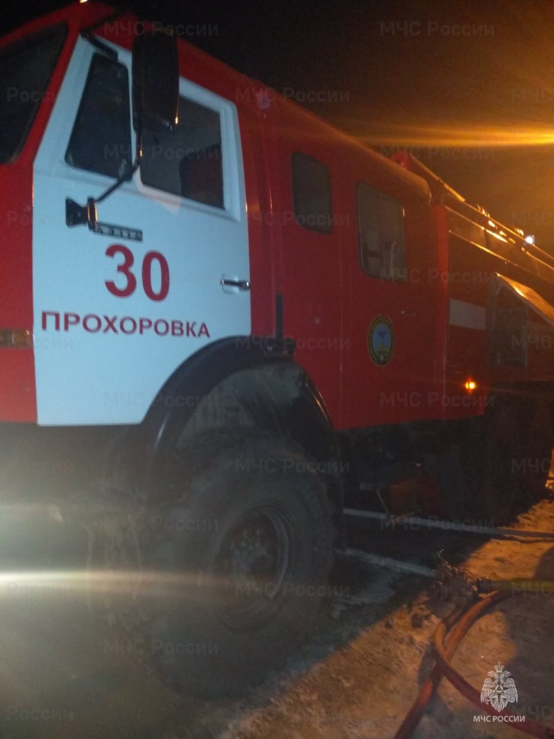 Спасатели МЧС России приняли участие в ликвидации ДТП в поселке Прохоровка Прохоровского района